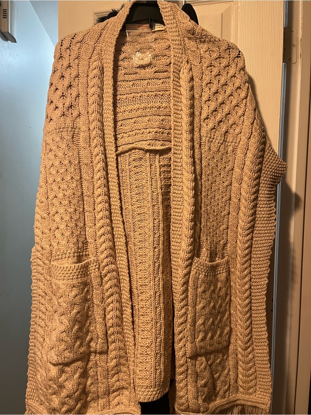 Brand New Aran Crafts Cream Cable Knit Merino Wool Shawl Wrap with pockets